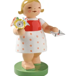 Kleine Gratulantin mit Brief und Blume