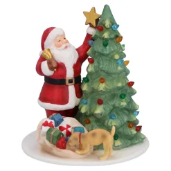 Weihnachtsmann beim Baum schmücken